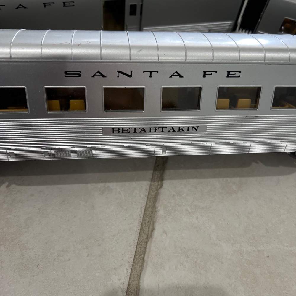 Vintage Model electric Train Set with Assorted Cars - Picture 9 of 9